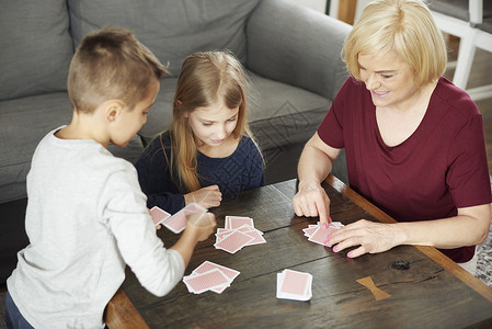 外祖母和孙子孙女在家中打牌图片
