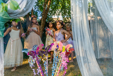 一群身着仙女装的女孩在户外玩耍连衣裙高清图片素材