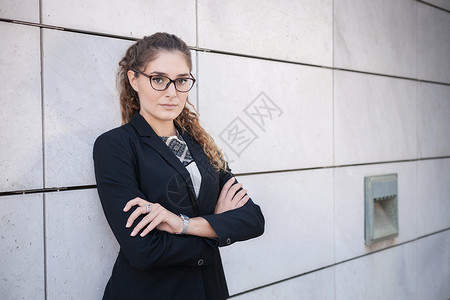 年轻女商人抱臂站着图片