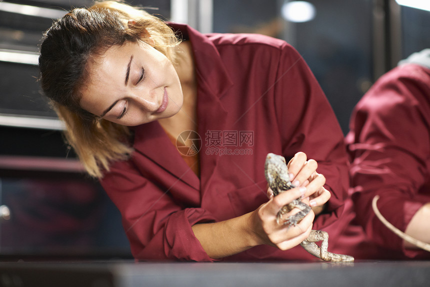 女大学生在实验室观察蜥蜴图片