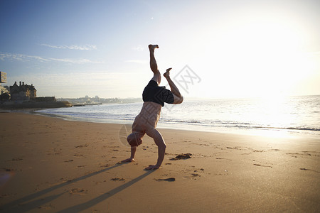 葡萄牙日光海滩做手立的男子图片