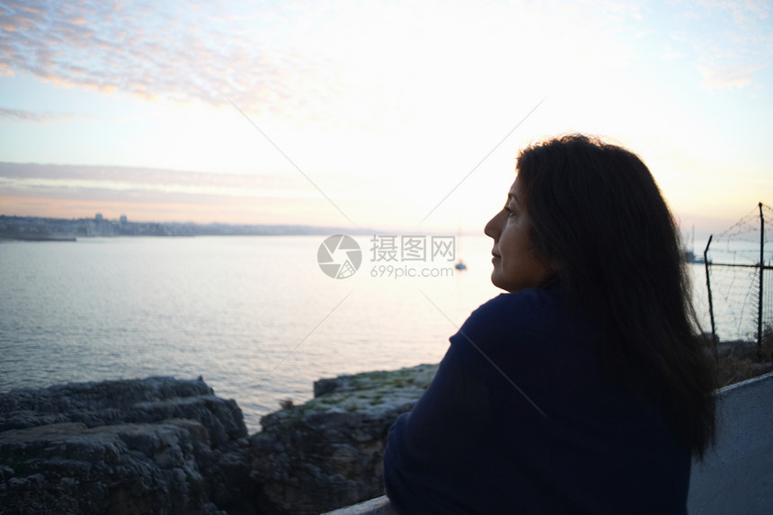 葡萄牙辛特拉一名女性看向海平面图片