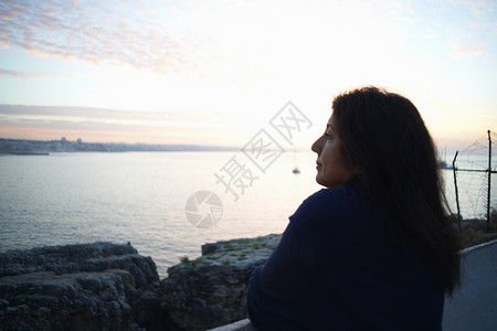 葡萄牙辛特拉一名女性看向海平面图片