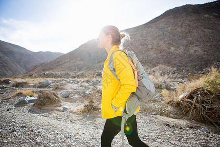 美国加利福尼亚州死亡谷国家公园行走的女性图片