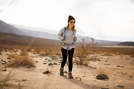 美国加利福尼亚州死亡谷国家公园行走的女性图片