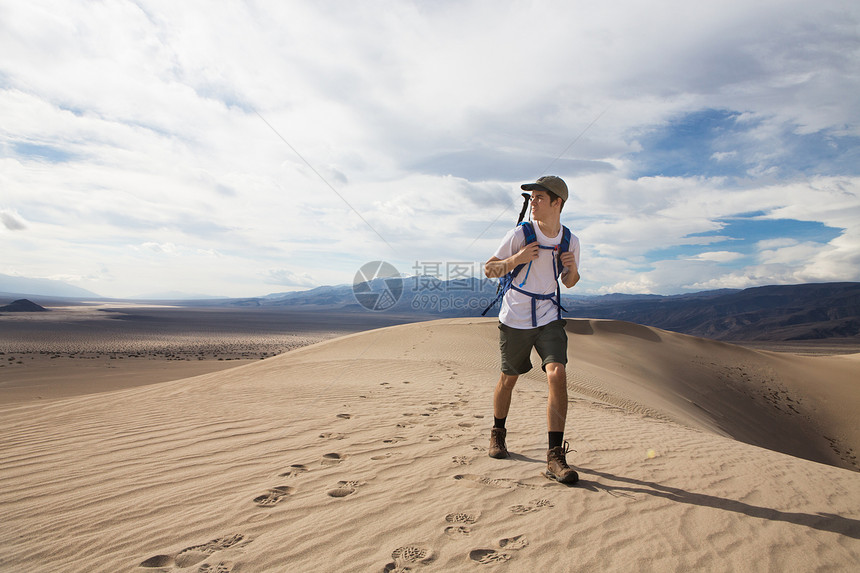 美国加利福尼亚州死亡谷国家公园行走的男性图片