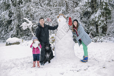 一家人在堆雪人图片