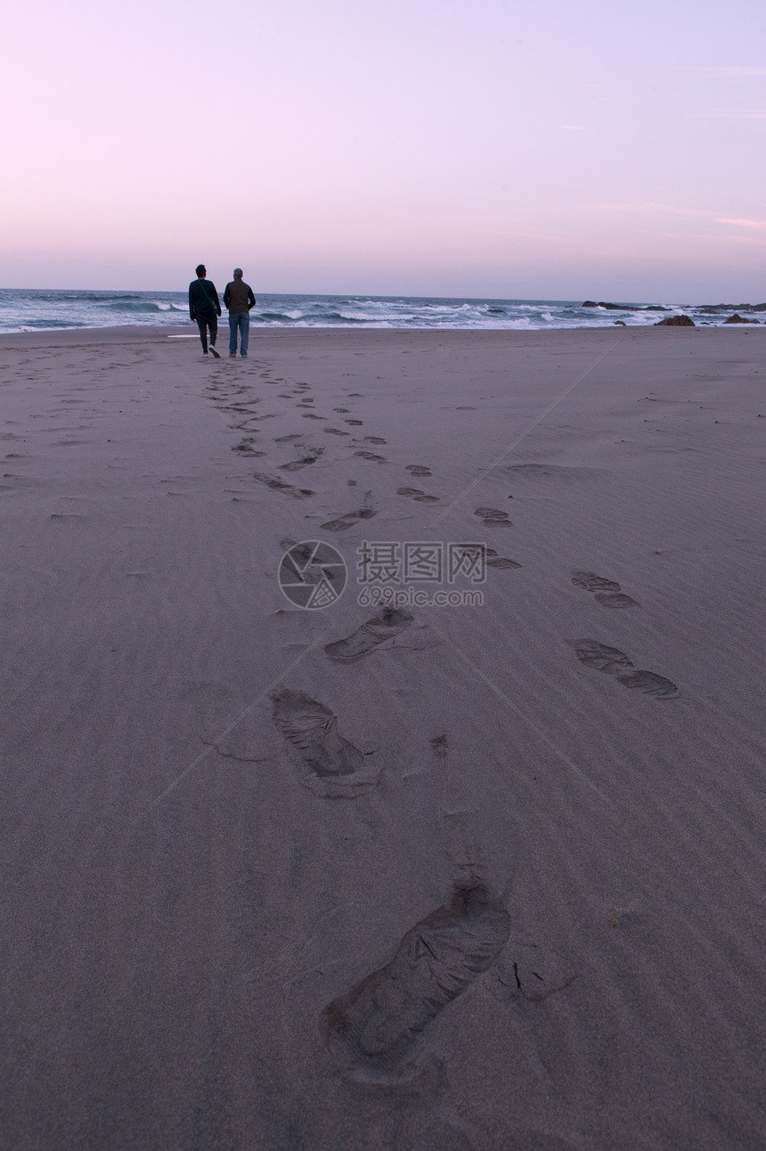 父亲和儿子在沙滩上行走南非图片