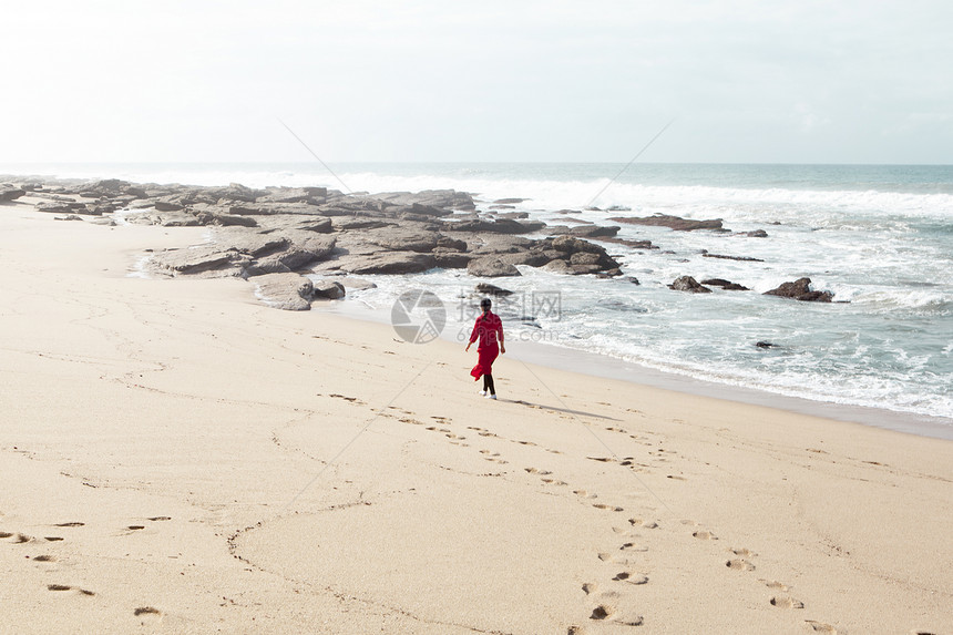 妇女穿着红裙子在海滩上行走南非图片