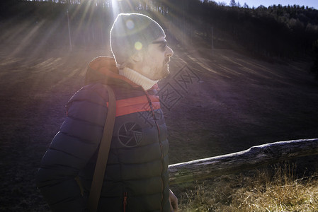 意大利男子在山上旅行图片