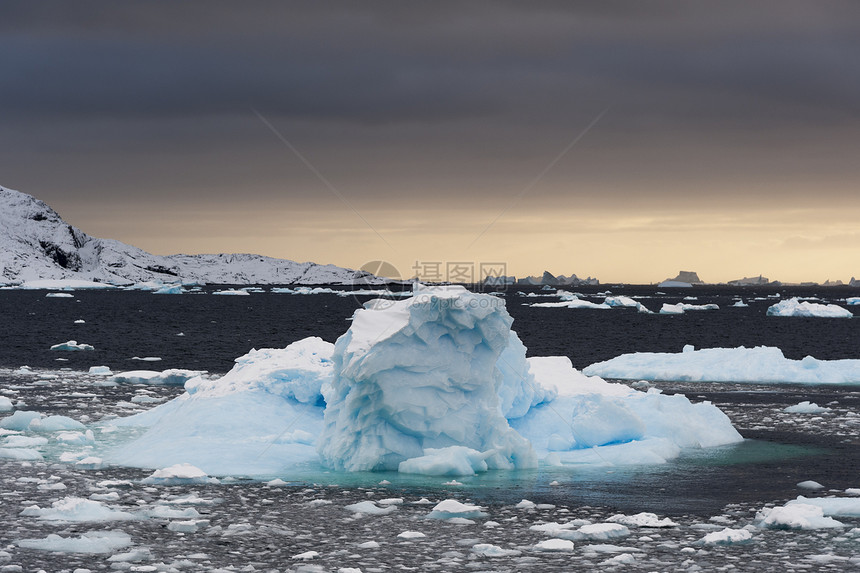 南极洲漂浮的冰山图片