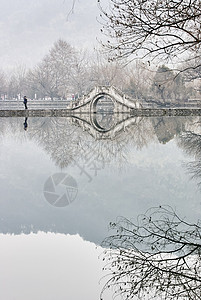 安徽中国冬天湖上的树木和人行桥背景