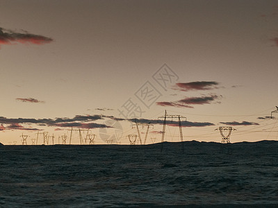 冰岛雷克雅未克黄昏景观中的电线塔图片
