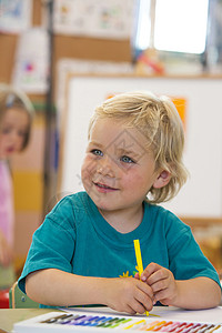课堂上拿彩笔的学龄前男孩图片
