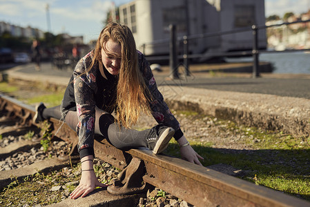 年轻女人在火车轨道上劈叉英国布里斯托尔图片