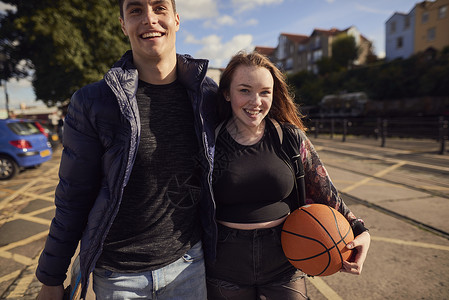 2个朋友在户外散步年轻女子拿着篮球图片