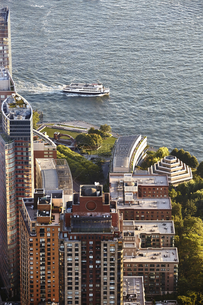 美国纽约市一个世界贸易观测台看到的渡轮和海滨图片