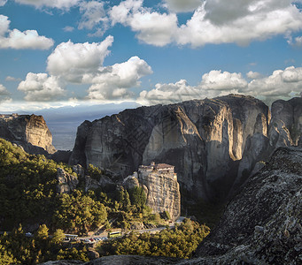 希腊岩石山上的鲁萨诺修道院图片