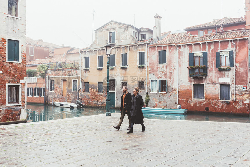 在意大利威尼斯的运河滨水边漫步图片