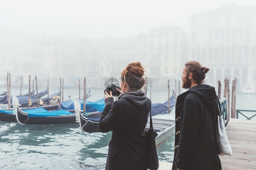 在意大利威尼斯的迷雾运河上拍摄几张gondolas照片图片