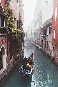 意大利威尼斯运河上划船的人们图片