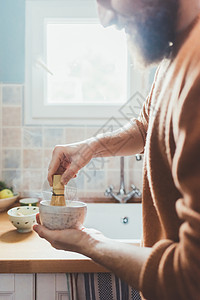 厨房里搅拌碗中食物的男性图片