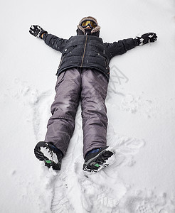 男孩躺在雪地上图片