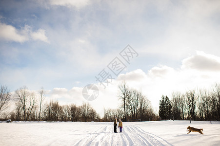 位于加拿大安略省莱克菲尔德湖岸的雪覆盖道路上的儿童图片