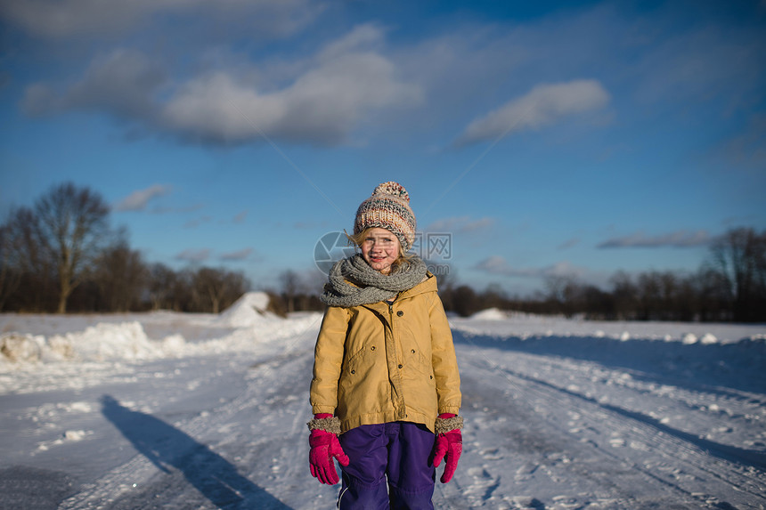 大雪道路上身着冬季服装的女孩图片