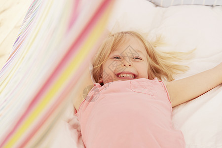 微笑的女孩躺在帐篷里图片