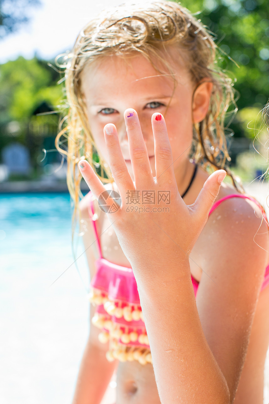 女孩用游泳池牵手的肖像图片