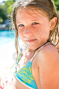 游泳池旁的女生近距离肖像背景图片