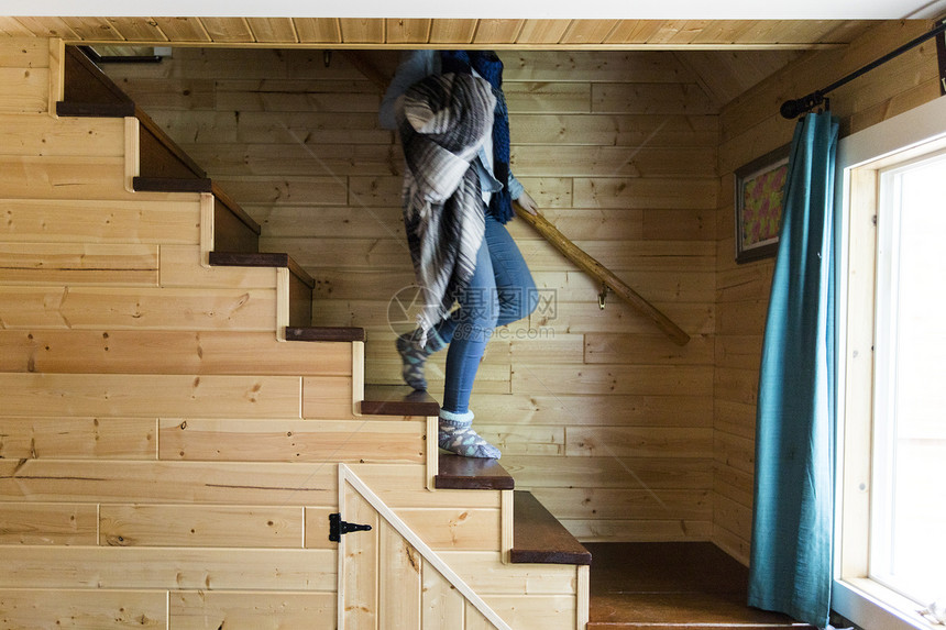 女孩走下小木屋楼梯图片