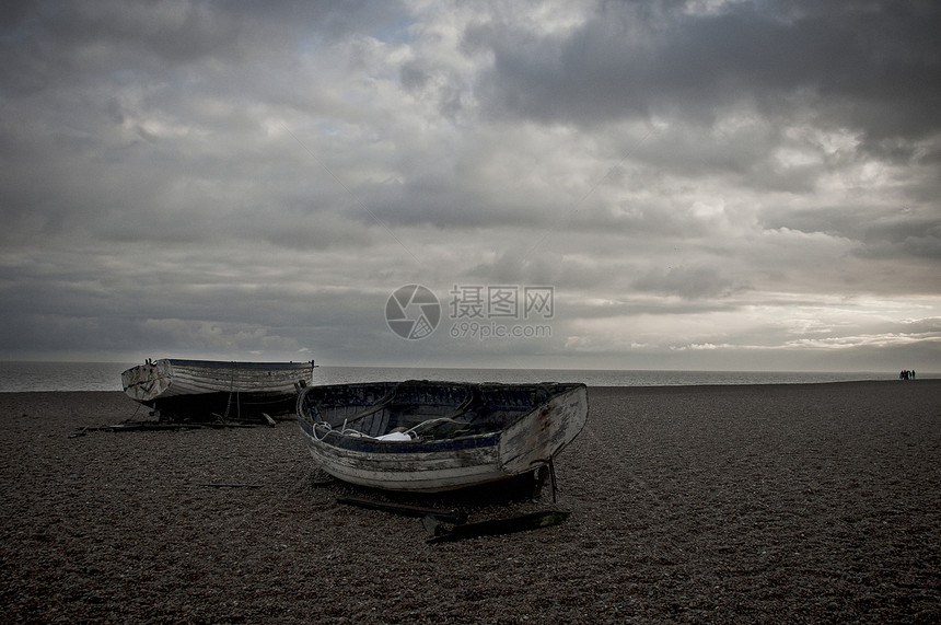 海滩上渔船奥尔德堡苏福克英格兰图片