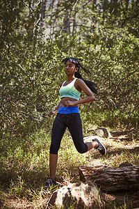 年轻妇女在农村运动跑步农村环境中图片