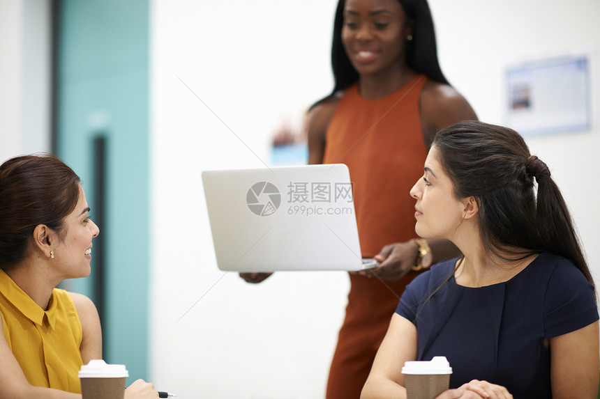 拥有笔记本电脑的女商业妇会议图片