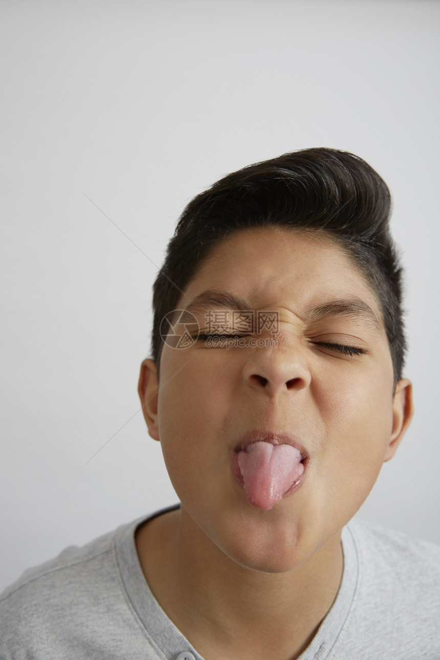 男孩伸出舌头的肖像图片