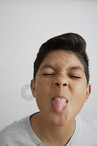 男孩伸出舌头的肖像图片