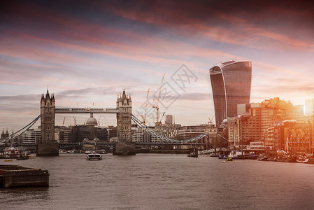 伦敦日落时市风景显示塔桥对讲机泰晤士河英国伦敦高清图片