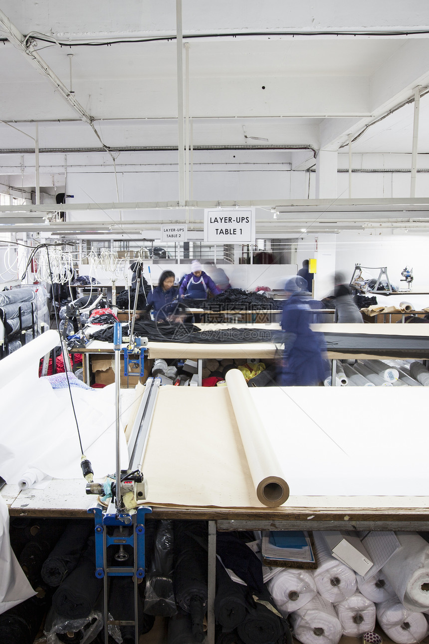 女工们在服装厂忙着准备纺织品图片