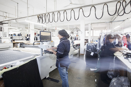 女工在服装厂操作制造机器头巾高清图片素材