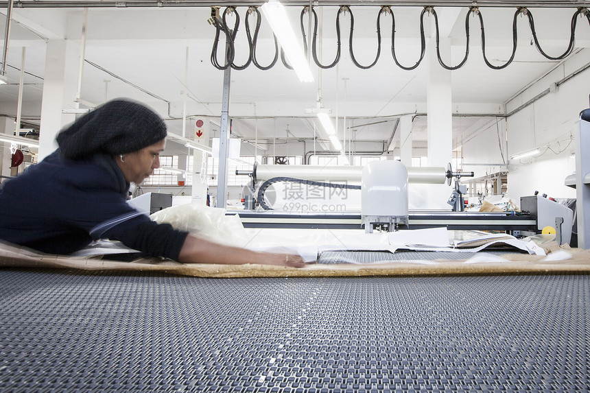 工厂女在制衣为机械准备纺织品