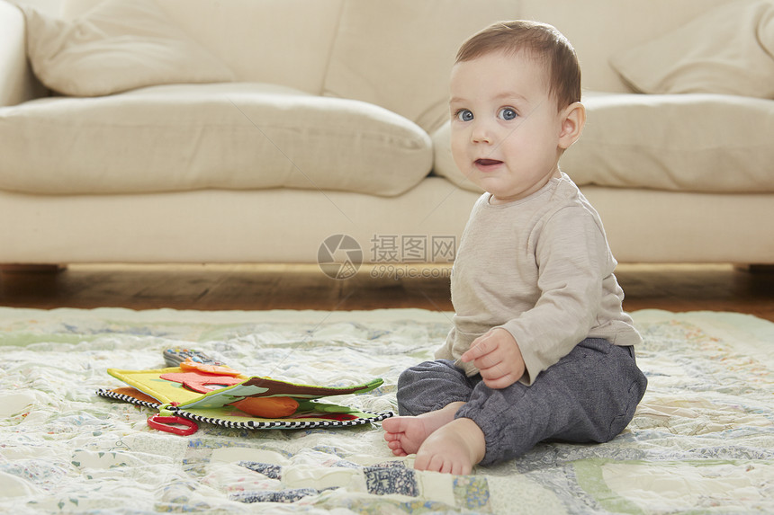 坐在地板上玩具的婴儿男孩图片