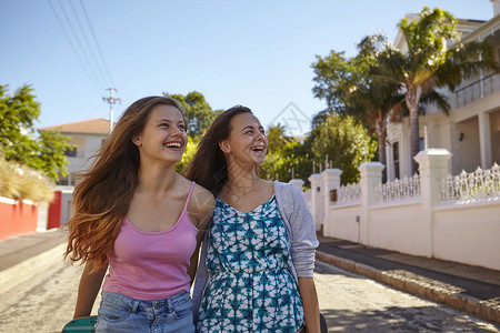 两个女朋友在户外散步携带滑板图片