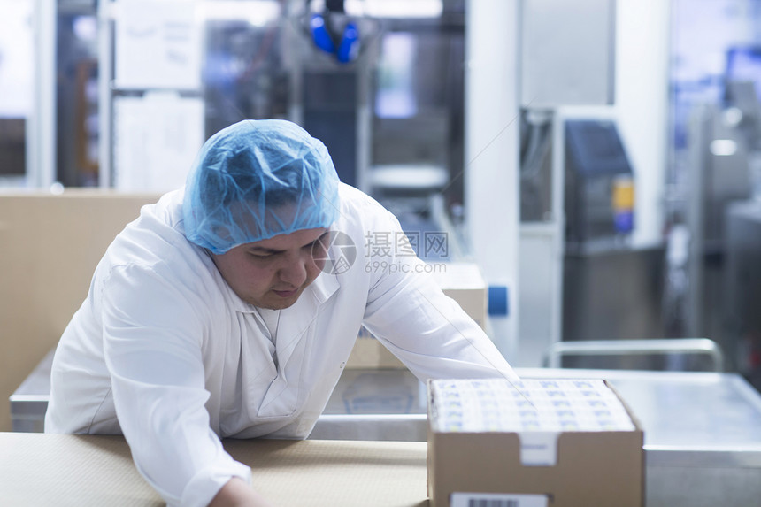 制药厂中工人包装药用产品图片