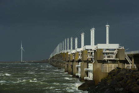 风暴期间的奥斯特谢尔德防洪堤荷兰泽兰维文波尔德高清图片