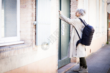 当地法语村按着门铃的老人高清图片