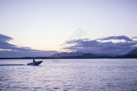 加拿大温哥华岛太平洋环公园开着水上快艇的男子高清图片
