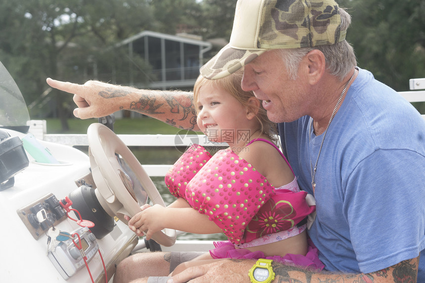 女儿帮助父亲驾驶快艇美国佛罗里达州Shalimar图片