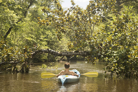 埃克诺菲纳河上玩皮划艇的少年高清图片